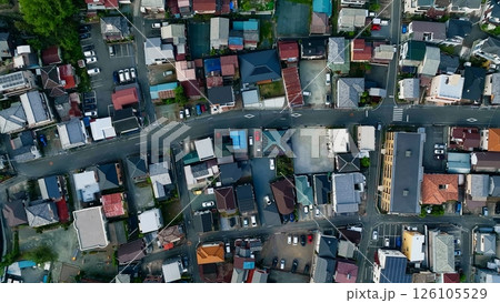 現代都市と道路の真俯瞰空撮風景 126105529