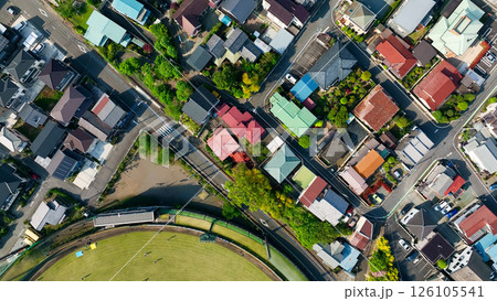 現代都市と道路の真俯瞰空撮風景 現代都市と道路の真俯瞰空撮風景 126105541