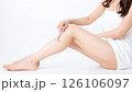 白背景で脚のムダ毛をシェービングする日本人女性 126106097