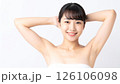 白背景で脱毛後のワキを見せる日本人女性 126106098