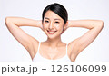 白背景で両手を頭の後ろに動かしワキを見せる日本人女性 126106099
