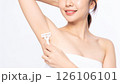 白背景で脇毛を剃る日本人女性 126106101