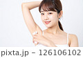 白背景で脇毛を剃る日本人女性 126106102