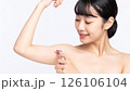 白背景で腕をシェーバーする日本人女性 126106104