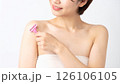 白背景で腕を剃る日本人女性 126106105