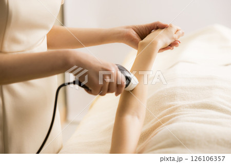 腕の脱毛の施術シーン 腕の脱毛の施術シーン 126106357