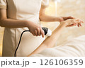 腕の脱毛の施術シーン 126106359