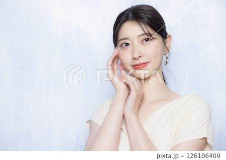 若い女性のポートレート  126106409