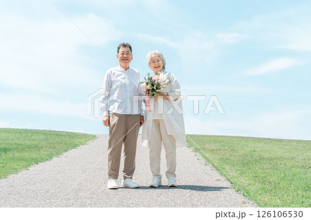 記念日の旅行を楽しむシニア夫婦（結婚記念日） 126106530