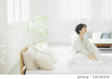 ベッドの女性 126106559