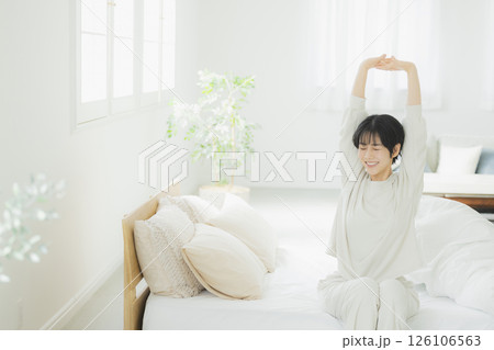 ベッドの女性 126106563