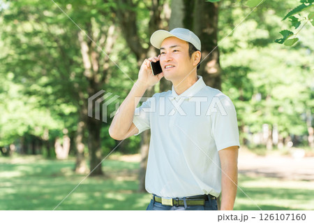 ゴルフ場でスマホを使う男性ゴルファー（アプリ・スコア・スコア管理・コース戦略・コースマップ） 126107160