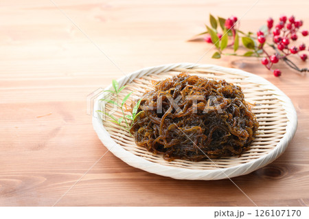 ザルに盛り付けた 沖縄県産 もずく ザルに盛り付けた 沖縄県産 もずく 126107170