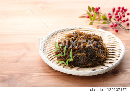 ザルに盛り付けた 沖縄県産 もずく 126107175