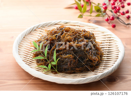 ザルに盛り付けた 沖縄県産 もずく 126107176