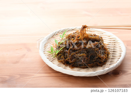 ザルに盛り付けた 沖縄県産 もずく 126107183