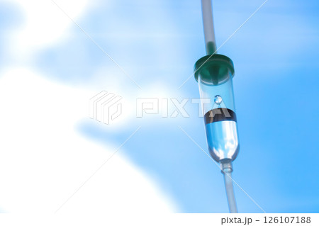 点滴が落ちるその瞬間と青い空 126107188