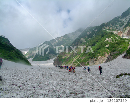 Hakuba Daisekkei route in summer 盛夏の白馬岳，大雪渓を登る登山者達 126107329