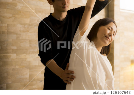 マッサージを受けるシニア女性　　 126107648
