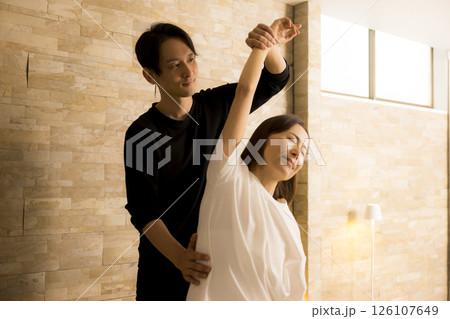 マッサージを受けるシニア女性 マッサージを受けるシニア女性 126107649