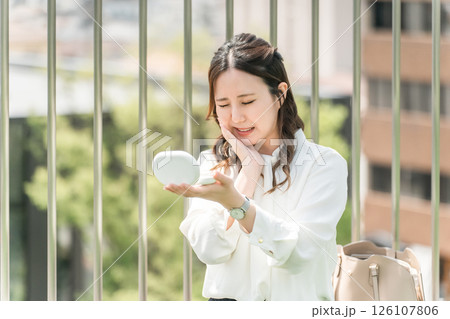 鏡を見て顎・歯を痛がる女性（顎関節症,虫歯,歯周病,口腔顔面痛,寝違え,歯痛,ストレス） 126107806