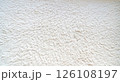 ふわふわ白ラグのテクスチャ背景 126108197