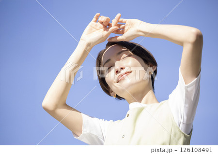 ビューティー　太陽の光を手で遮る女性 126108491