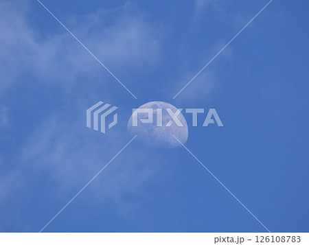 朝の青空と月 126108783