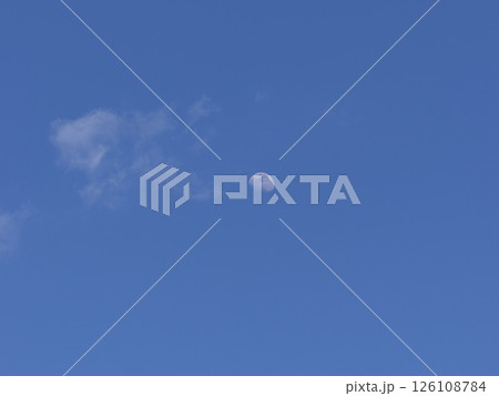 朝の青空と月 126108784