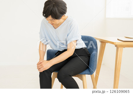 膝の痛みを感じる女性 膝の痛みを感じる女性 126109065