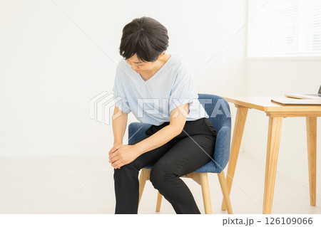 膝の痛みを感じる女性 126109066