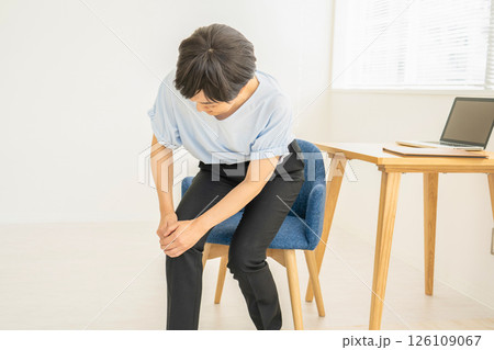 膝の痛みを感じる女性 126109067