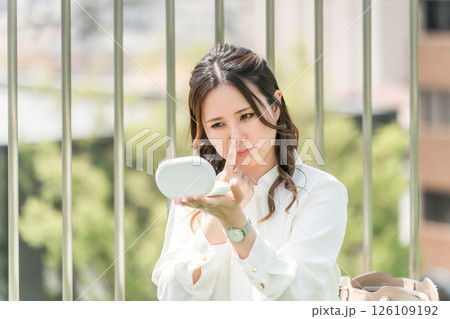 化粧直し・メイク直しをする女性(小鼻,鼻,花粉症,くしゃみ,鼻炎, 毛穴,黒ずみ,角栓) 化粧直し・メイク直しをする女性(小鼻,鼻,花粉症,くしゃみ,鼻炎, 毛穴,黒ずみ,角栓) 126109192