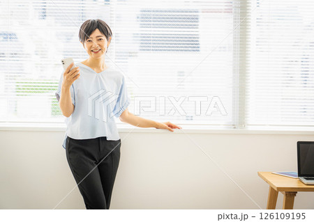 スマートフォンを持つ女性 126109195