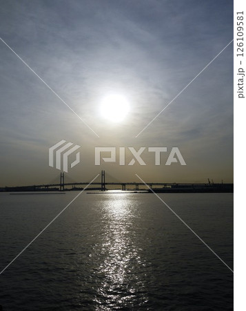 朝日の横浜ベイブリッジ 126109581