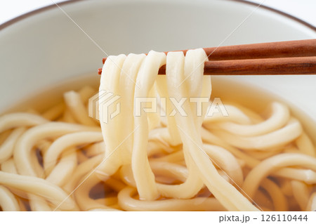 お箸で持ち上げたうどんの麺のクローズアップ お箸で持ち上げたうどんの麺のクローズアップ 126110444