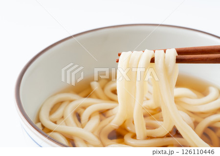 お箸で持ち上げたうどんの麺のクローズアップ 126110446