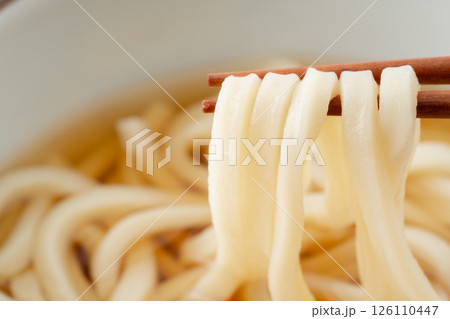 お箸で持ち上げたうどんの麺のクローズアップ 126110447