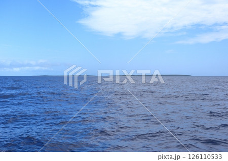 パナリ島(新城島)の上地島と下地島全景(沖縄県 八重山諸島) パナリ島(新城島)の上地島と下地島全景(沖縄県 八重山諸島) 126110533