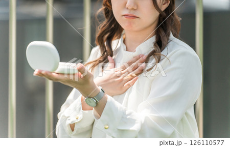 化粧直し・メイク直しをする女性（顎下,フェイスライン,輪郭,顎,あご,脂肪） 126110577