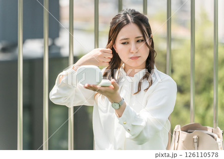 化粧直し・メイク直しをする女性（ファンデーション,肌荒れ,ニキビ,吹き出物,ハリ,乾燥） 126110578