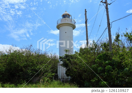 雑草や木々に覆われた波照間島灯台（沖縄県波照間島） 126110927