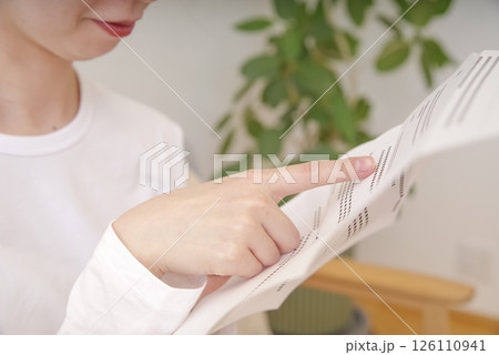 書類を見つめるアジア人女性 書類を見つめるアジア人女性 126110941