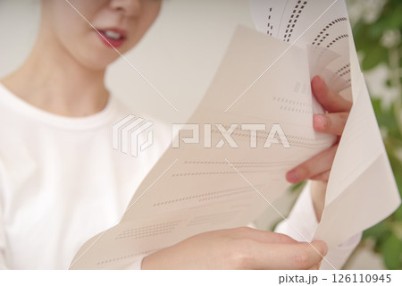 書類を見つめるアジア人女性 126110945