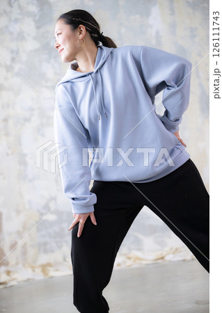 ダンスのポーズをとるダンサーのイメージ ヒップホップなど ダンスのポーズをとるダンサーのイメージ ヒップホップなど 126111743