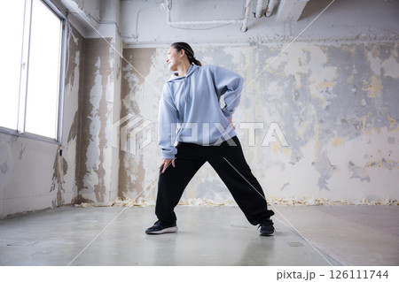 ダンスのポーズをとるダンサーのイメージ ヒップホップなど ダンスのポーズをとるダンサーのイメージ ヒップホップなど 126111744