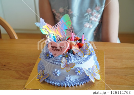 蝶々のモチーフが可愛らしいバースデーケーキをケーキ屋さんで注文。子供の12歳のお誕生日のお祝い。 126111768