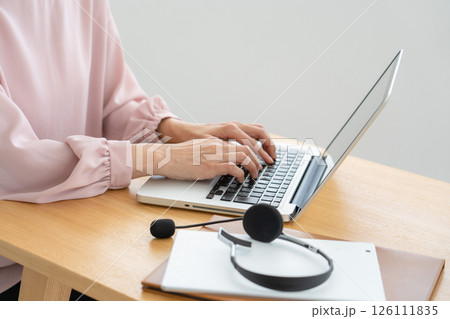 パソコンを使う女性の手元 126111835