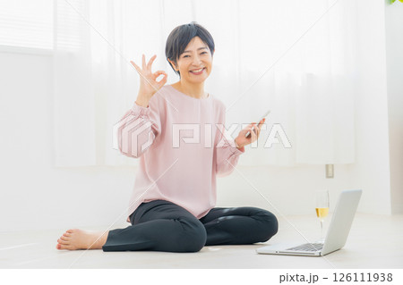 パソコンを使う女性 パソコンを使う女性 126111938