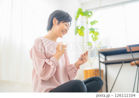 スマートフォンを持つ女性 スマートフォンを持つ女性 126112104